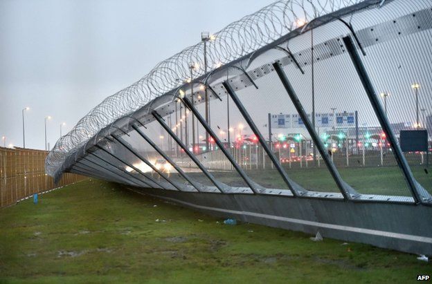 Fallen fence in Calais, 27 December