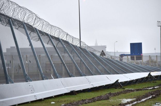 Fallen fence in Calais, 27 December