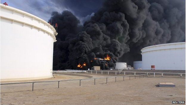 Smoke rises from an oil tank fire in Es Sider port December 26, 2014