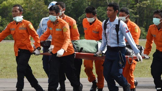 Members of an Indonesian search and rescue team transport the body of a victim from AirAsia flight QZ8501 recovered from the scene of the crash to Pangkalan Bun in Central Kalimantan (01 January 2015)