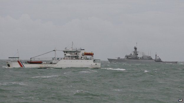 Tender vessel KN Andromeda, left, sails next to Indonesian Navy"s KRI Bung Tomo during a search mission for the victims of AirAsia Flight 8501 in the Java Sea, Indonesia (31 December 2014)