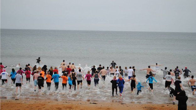 'Loony Dookers' take the plunge - BBC News