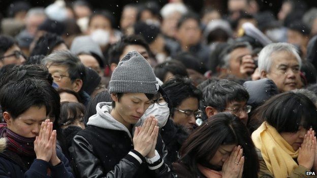 Japanese people offer prayers for the New Year in Tokyo (01 January 2015)