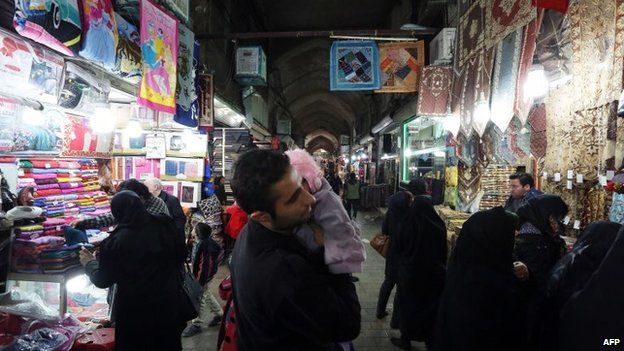 Iranians shop at Tehran's main bazaar (18 December 2014)