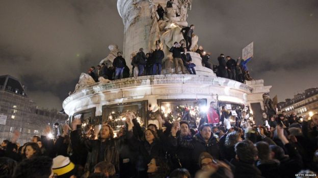 In pictures: Vigils held after Paris attack - BBC News