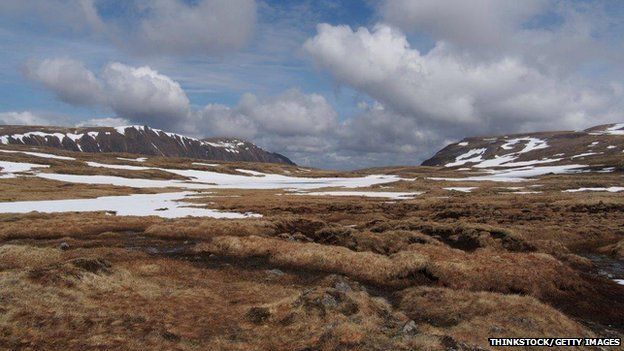 Walkers rescued in 'atrocious weather' near Ben Macdui - BBC News