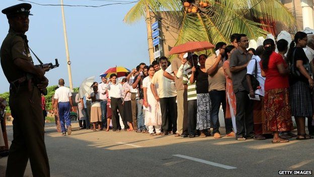 Ethnic Tamils vote in Colombo (8 Jan 2015)