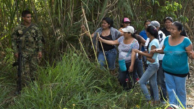 Civilians and army soldier in Cauca, where the Farc killed five soldiers - 20 Dec 14,