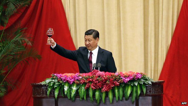 Chinese President Xi Jinping toasts the present and past leaders, together with other guests at the National Day reception in the Great Hall of the People in Beijing on 30 September, 2014