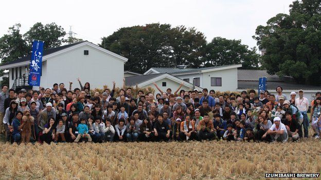 Volunteers who helped to harvest the rice for the Izumibashi Brewery
