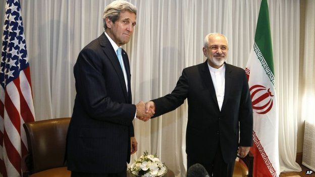 John Kerry and Mohammad Javad Zarif shake hands in Geneva (14 January 2015)