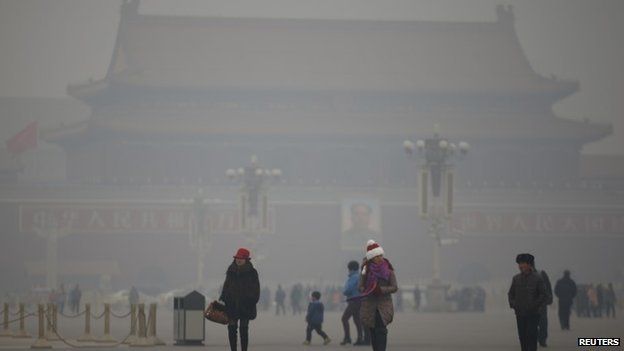 Visitors take a walk during a polluted day at Tiananmen Square in Beijing January 15, 2015. Beijing issued its first smog alert of 2015 on Tuesday.