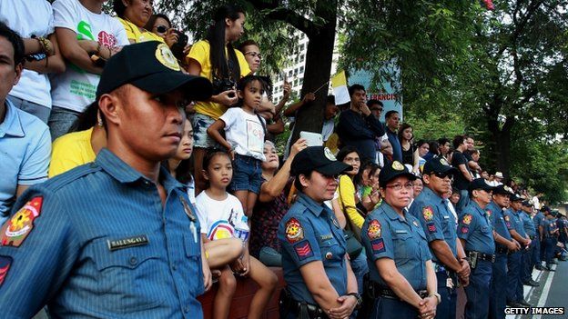 Heavy security in front of devotees along President Quirino Avenue to welcome Pope Francis on his arrival to Manila (15 January 2015)