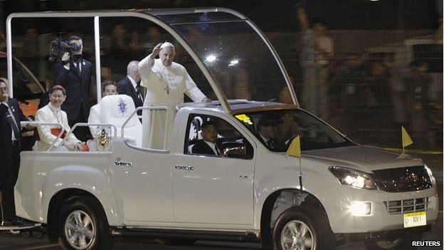 Pope Francis waves to the crowds on arriving at the airport in Manila (15 January 2015)