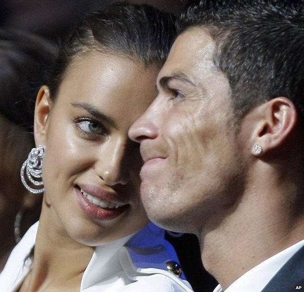 Cristiano Ronaldo đã xác nhận chia tay với người mẫu Irina Shayk. Hãy xem hình ảnh của Ronaldo để khám phá điều gì đã xảy ra trong cuộc sống tình cảm của anh ấy.