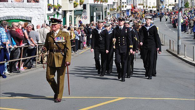 Anger over Guernsey 'States-only' Liberation Day holiday - BBC News