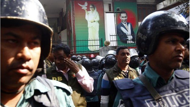 Bangladeshi policemen block a street leading to the home of opposition leader Khaleda Zia in Dhaka on January 5, 2015