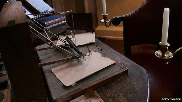 The polygraph with two pens attached, on Thomas Jefferson's desk