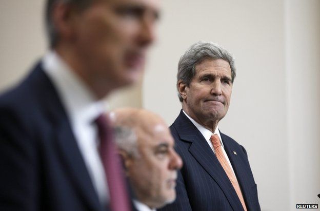 John Kerry (right) flanked by Iraqi Prime Minister Haider al-Abadi (centre) and the UK's Philip Hammond in London, 22 January