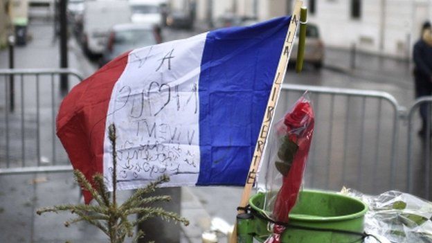 Flag outside Charlie Hebdo offices (8 Jan)