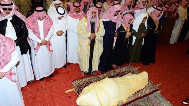 Mourners perform funeral prayers next to the body of King Abdullah bin Abdulaziz, 23 January 2015