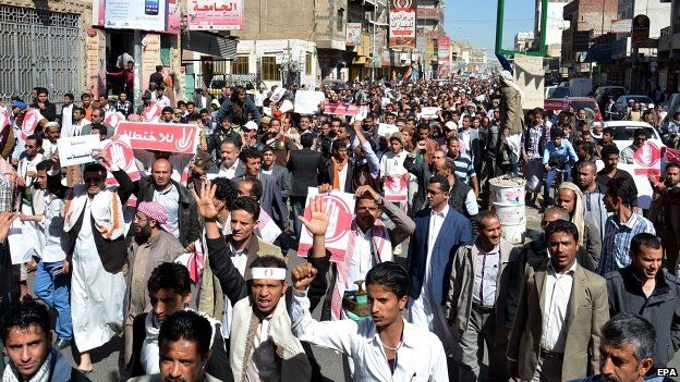 Yemenis shout slogans during an anti-Houthi protest in Sanaa 24/01/2015