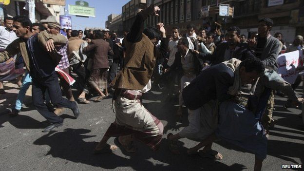 Supporters and opponents of the Houthis clash in Sanaa 24/01/2015