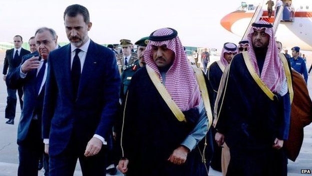 Spain's King Felipe VI being welcomed by the Governor of Riyadh Province, Turki bin Abdullah al-Saud after arriving at the airport in Riyadh on 24 January 2015