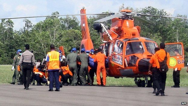 Bags containing bodies arrive in Pangkalan Bun by helicopter on 24/01/2015