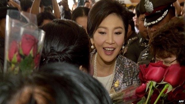 Yingluck Shinawatra gets roses from her supporters after facing impeachment proceedings 22/01/2015