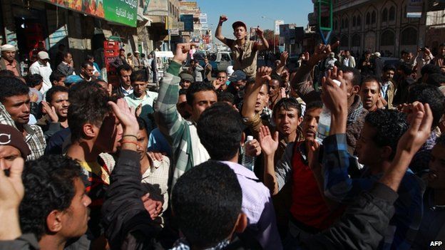 Yemenis shout slogans during a rally against the occupation of the capital by Shia Huthi rebels (26 January 2015)