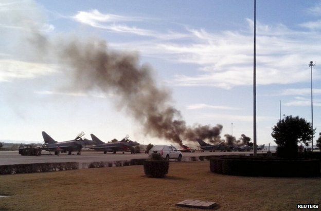 Smoke rises after a Greek F-16 aircraft which crashed at the Los Llanos air base in Albacete, eastern Spain (26 January 2015)