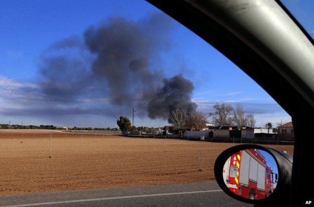 Smoke rises after a Greek F-16 aircraft crashed at the Los Llanos air base in Albacete, eastern Spain (26 January 2015)