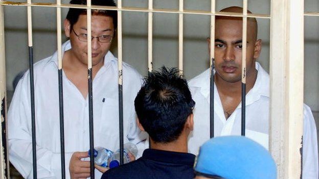 Australian Myuran Sukumaran (R) and Andrew Chan (L), the ringleaders of the 'Bali Nine' drug ring, wait for their verdict at a court cell in Denpasar, on Bali island, 14 February 2006