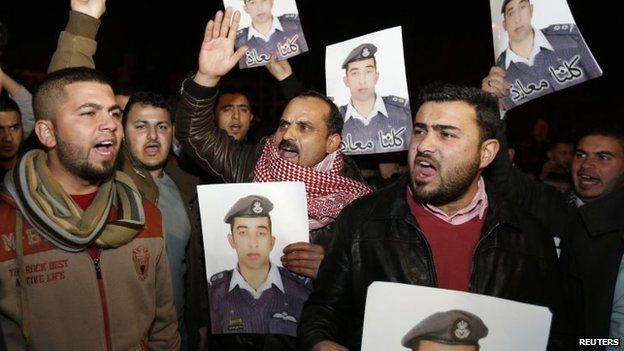 Relatives of Islamic State captive Jordanian pilot Moaz al-Kasasbeh protest outside the PM building in Amman, Jordan (27 Jan 2015)