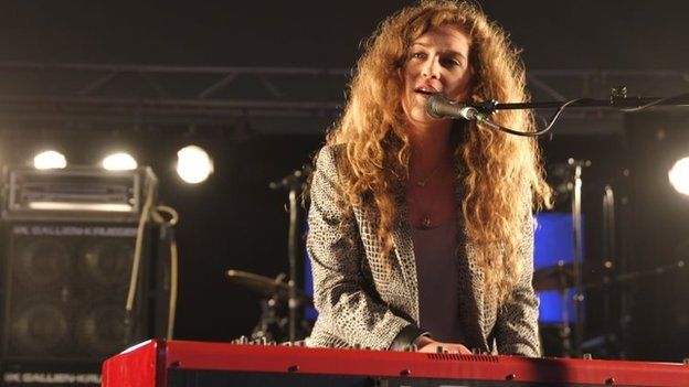 Rae Morris: The pop star who wanted to be a waitress - BBC News