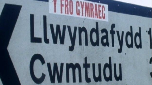Roedd 'na newidiadau mawr yng nghefn gwald Cymru yn y 70au