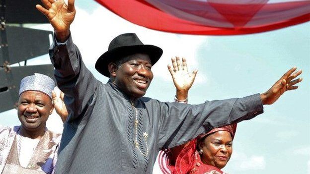 Nigerian President Goodluck Jonathan (C), accompanied by his wife Patience (R), Vice President Namadi Sambo, waves to the crowd before their declaration in Abuja on 18 September 2010