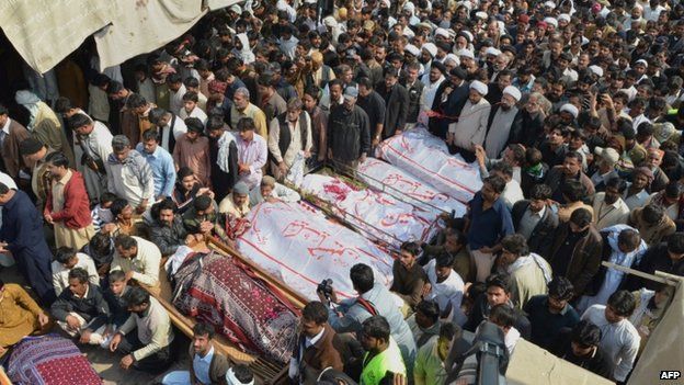 Pakistani Shia Muslims offer funeral prayers for blast victims during the ceremony in Shikarpur (31 January 2015)