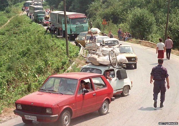 Croatian Serbs fled Knin towards Bosnia in August 1995