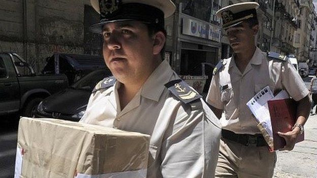 Police moving evidence in the Nisman case to the office of investigator Viviana Fein