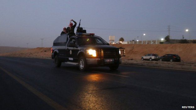 Jordanian security forces leave Swaqa prison near Amman (04 February 2015)