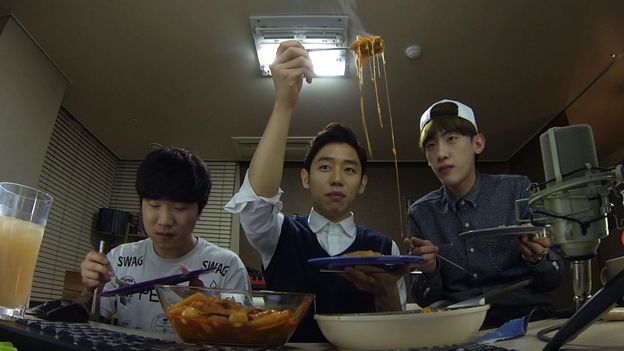 Lee Chang-hyun with two friends, looking at noodles