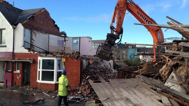 Tesco row home in Aberystwyth is demolished - BBC News