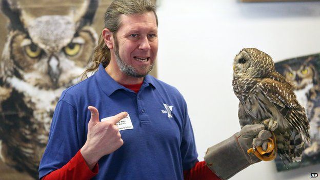 Angry owl signs put up in Oregon park after jogger attacks - BBC Newsbeat