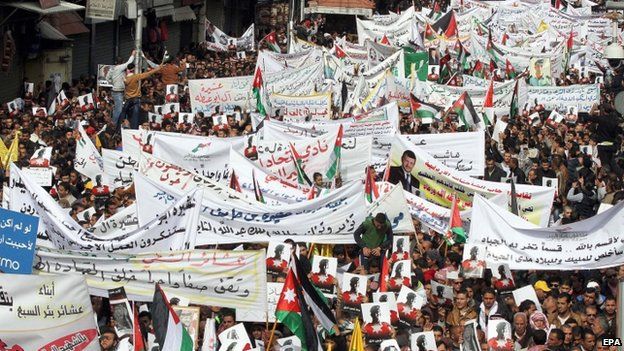Jordanians carry banners and pictures of executed Jordanian pilot Muaz al-Kasasbeh