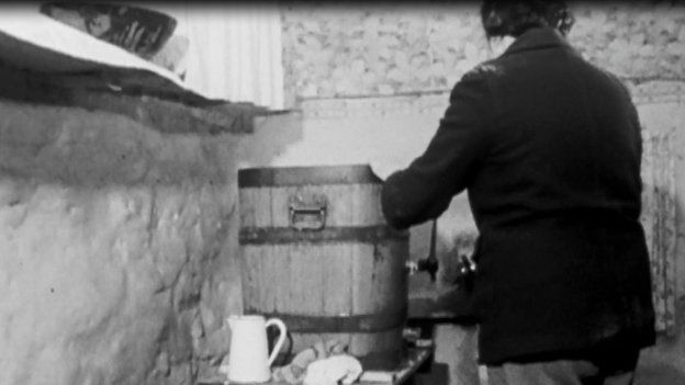Corddi'r llaeth yn fenyn yn Eifionydd yn 1964