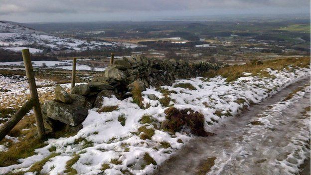 Llwybr rhwng Mynydd Llandygai a Rhiwlas