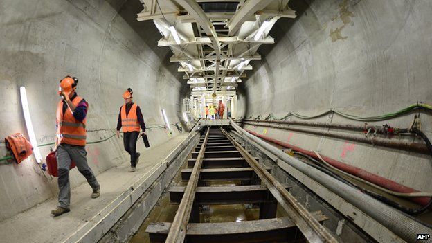 Строительство железнодорожного тоннеля Тав - фото из файла