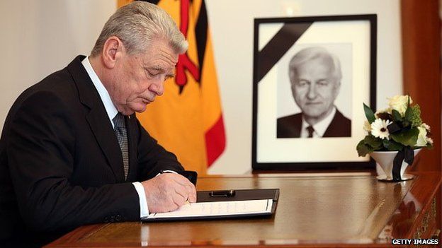 German President Joachim Gauck signing condolence book for Richard von Weizsaecker, 31 January 2015